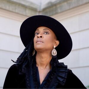 Meet your Posher, Savvy Chelle